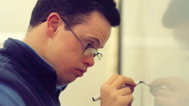 Un joven escribe en la pizarra