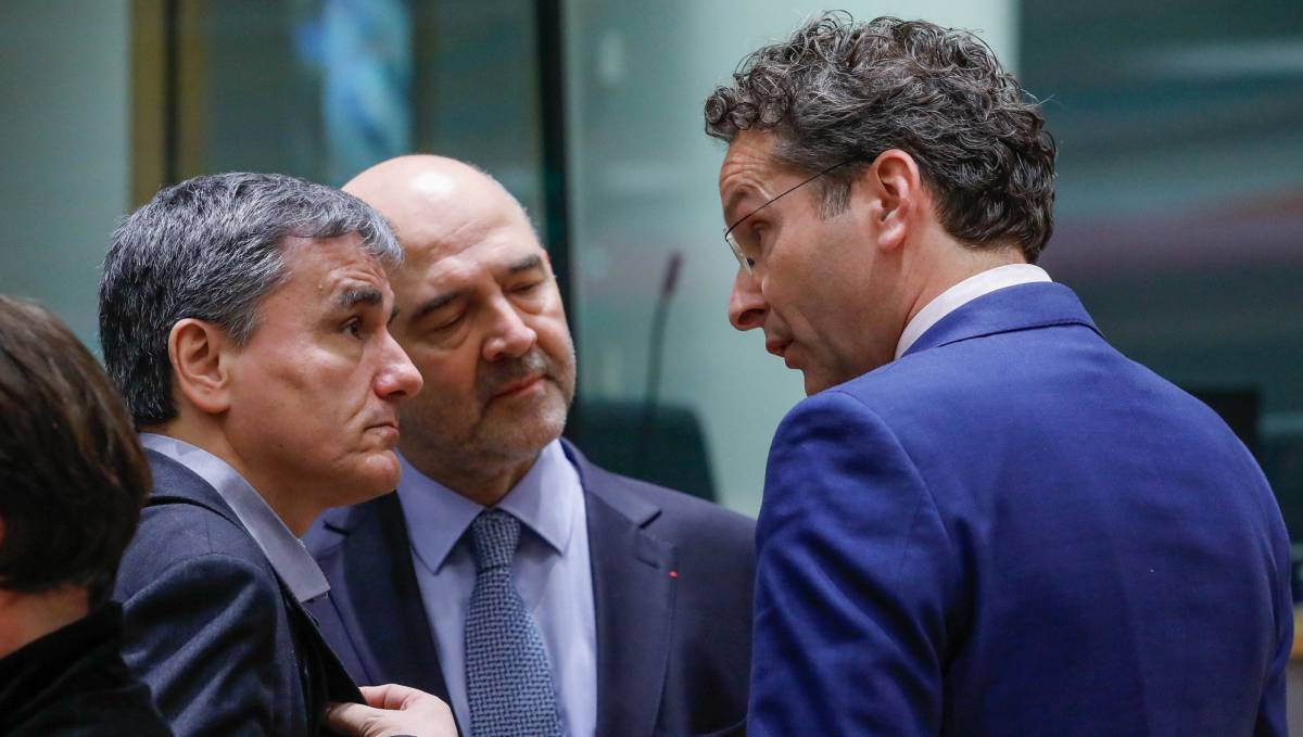 Dijsselbloem (dcha) con el ministro de Finanzas de Grecia y el comisario Moscovici