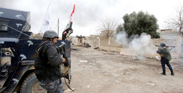 Fuerzas iraquíes disparan contra milicianos del ISIS.