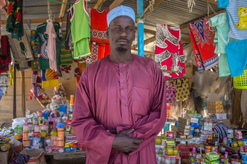 Abdrahman Tchoukou en su tienda en el mercado de Baga Sola.
