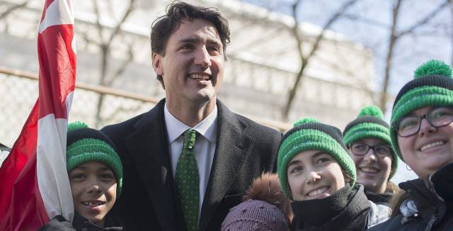 Trudeau posa con unos niños en Montreal.