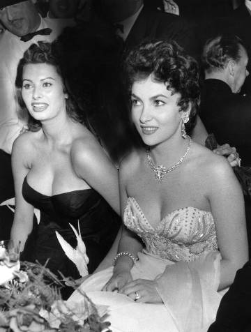 Sophia Loren y, a la derecha Gina Lollobrigida, en 1934.