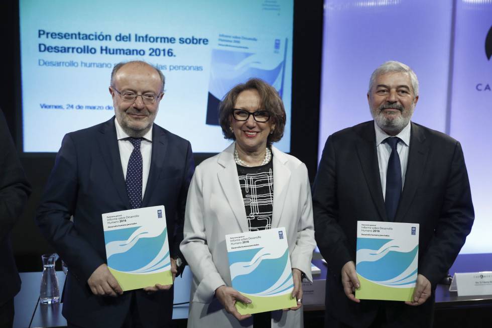 La secretaria general iberoamericana, Rebeca Grynspan (c), junto al secretario de Estado de Cooperación Internacional, Fernando García Casas (i), y administrador adjunto del PNUD, Magdy Martínez-Solimán (d) durante la presentación del Informe sobre Desarrollo Humano 2016.
