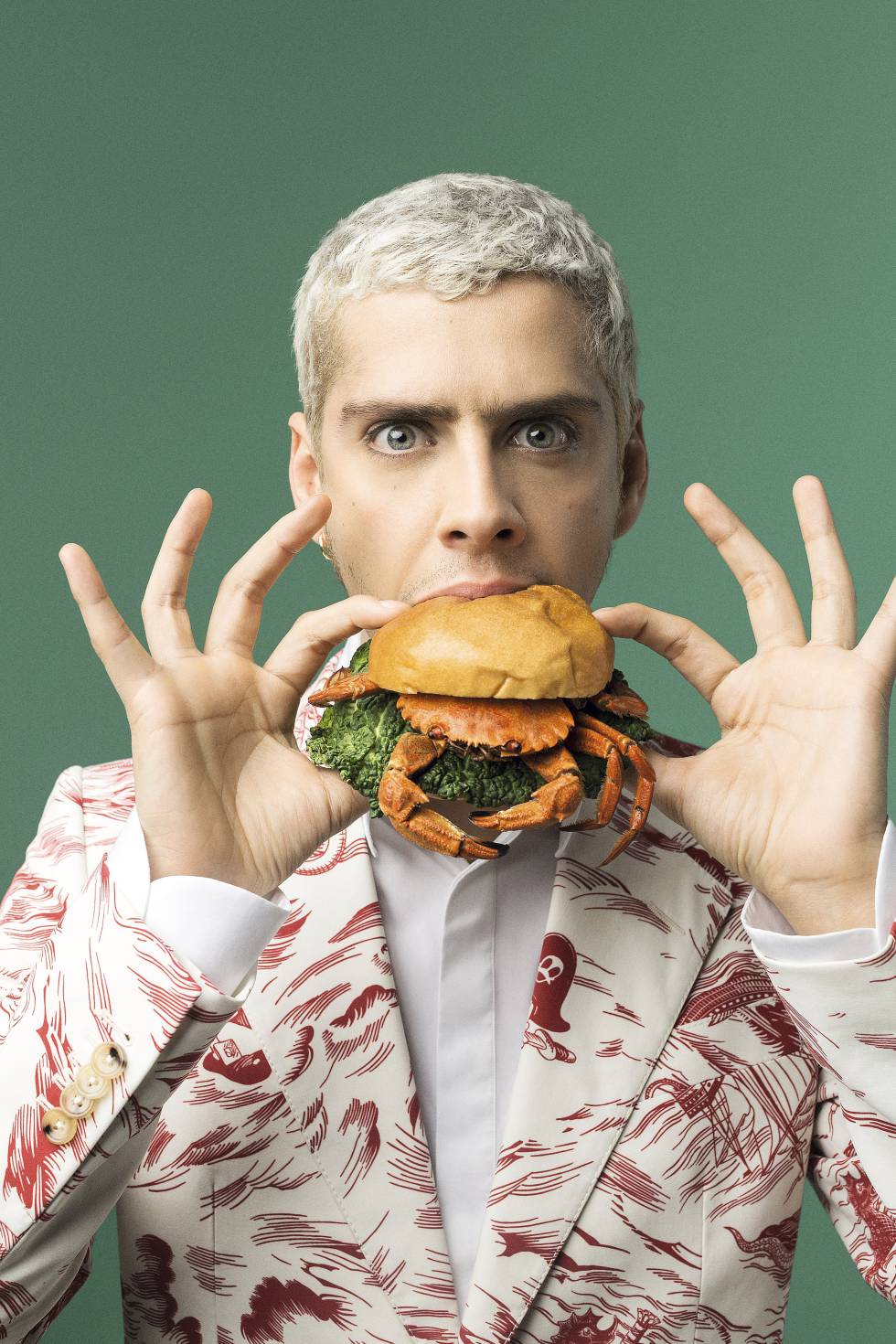 Eduardo, con traje y camisa de Gucci, a punto de devorar una burguer de cangrejo,