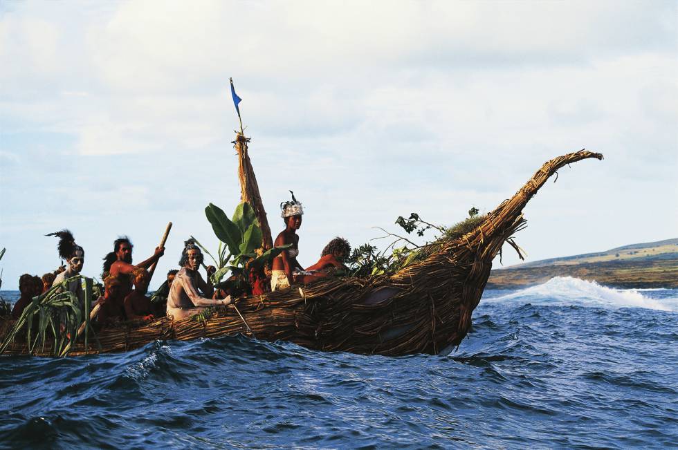 Habitantes de la isla chilena de Pascua durante una competición de canoas.