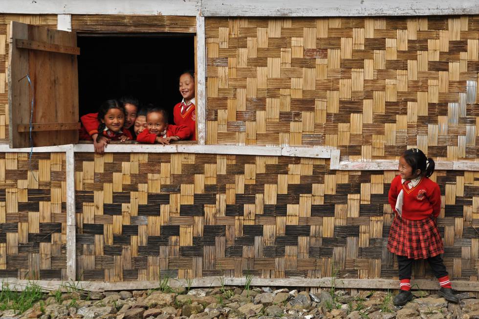 Escolares del Estado de Sikkim (India) juegan durante un recreo en una escuela de primaria.