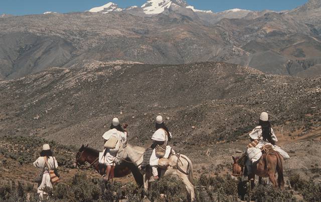 Indígenas miran hacia la Sierra Nevada de Santa Marta.