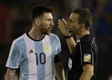 Messi, al final del partido contra Chile, cuando insultó al juez de línea.