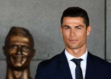 Cristiano Ronaldo, este miércoles frente al busto que han colocado en el aeropuerto de Madeira.