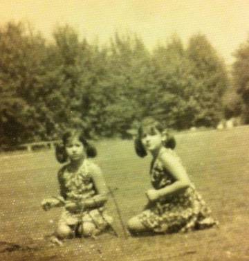 Susana y Marta Salvany, en una foto de su infancia en Holanda.