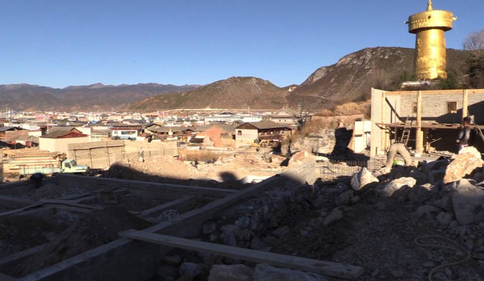 Restos de edificios derruidos tras el incendio.
