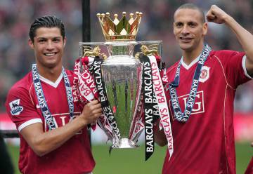 Cristiano Ronaldo e Rio Ferdinand, juntos no Manchester United, com a taça da Premier de 2007.