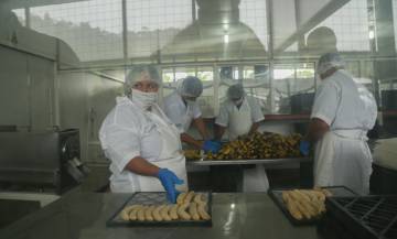 Arriba: Los productores de Appta viven en zonas remotas del bosque tropical de Talamanca. Trasladan sus frutos a pie, mula o tractor, hasta el río más cercano para atravesarlo en canoa y cargarlo en el camión de la asociación. Abajo: Un grupo de trabajadores en la planta de Appta procesa la producción de banano, cuya pulpa viaja congelada hasta Suiza. El próximo reto es terminar la planta aséptica que les permitirá exportar puré de banano envasado al vacío.