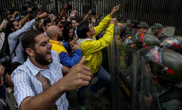 Un grupo de diputados se enfrenta a soldados de la Guardia Nacional en la sede del Supremo.