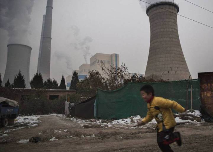 Más de 100.000 chinos mueren al año por la contaminación de las fábricas que producen para la UE y EE UU Más de 100.000 chinos mueren al año por la contaminación de las fábricas que producen para la UE y EE UU