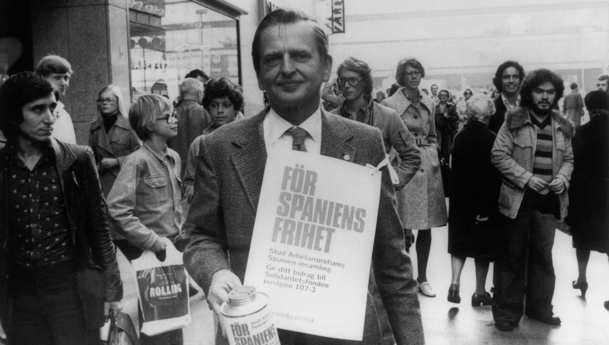 En octubre de 1975, Olof Palme participó en una colecta para España por las calles de Estocolmo.