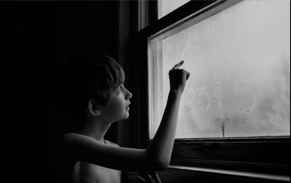 Una madre fotógrafa transforma en arte el autismo de su hijo