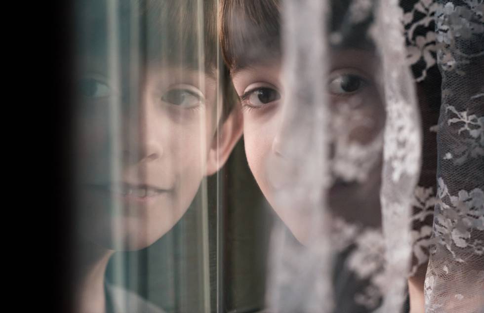 Una madre fotógrafa transforma en arte el autismo de su hijo