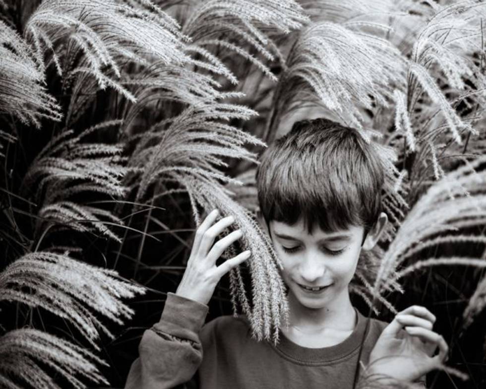 Una madre fotógrafa transforma en arte el autismo de su hijo