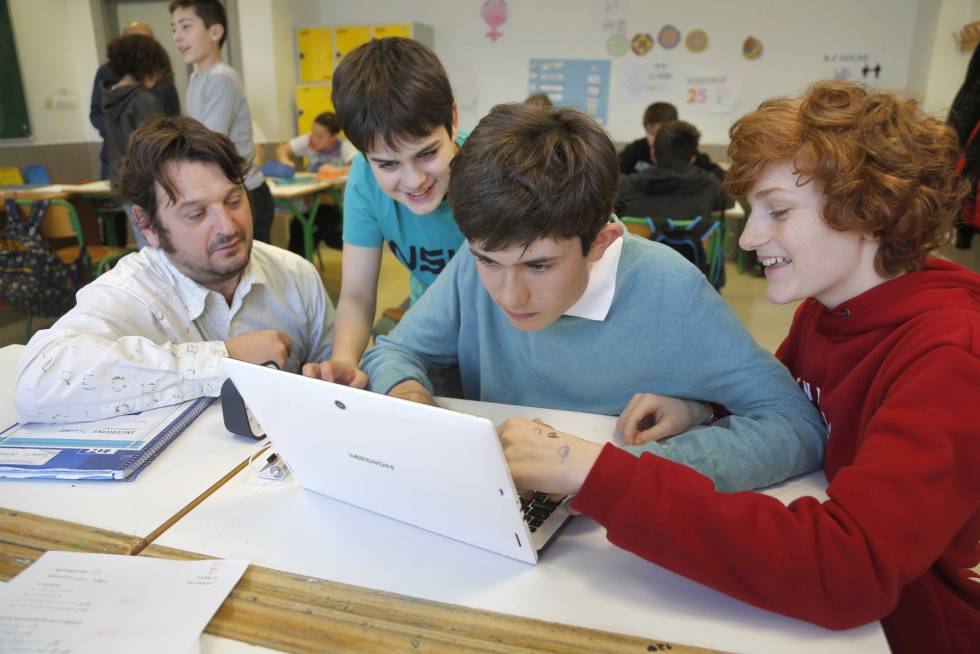 Joanes Olaizola, en clase con sus compañeros y profesor.