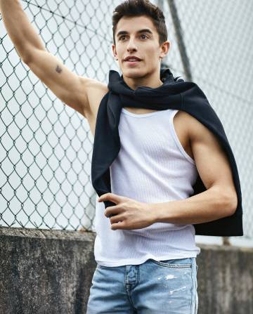 Camiseta Calvin Klein Underwear, vaqueros Pull&Bear y sudadera Marc Márquez x Pull&Bear.