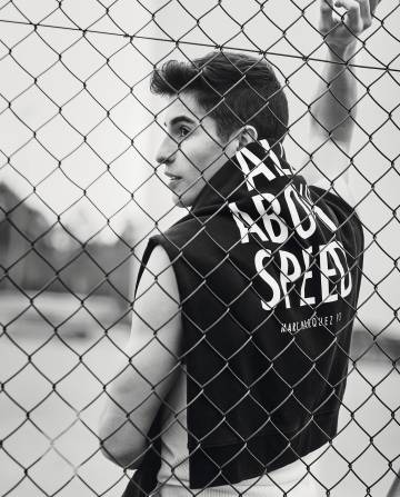 Marc Márquez posa para ICON con sudadera Marc Márquez x Pull&Bear y camiseta Calvin Klein Underwear.