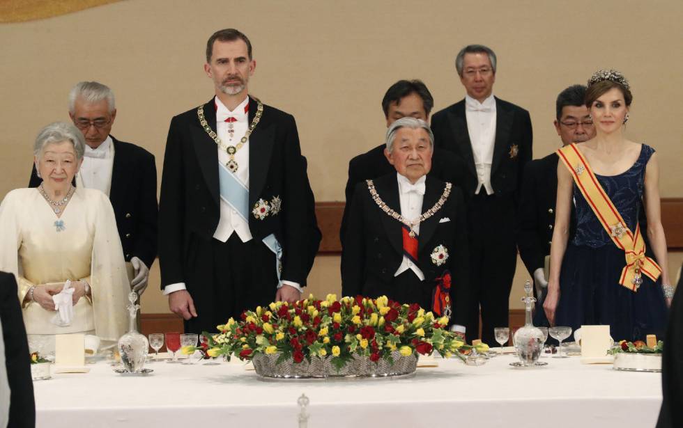 La emperatriz Michiko, el rey Felipe, la reina Letizia y el emperador de Japón, Akihito, durante la cena de gala ofrecida en honor de los Reyes de España.
