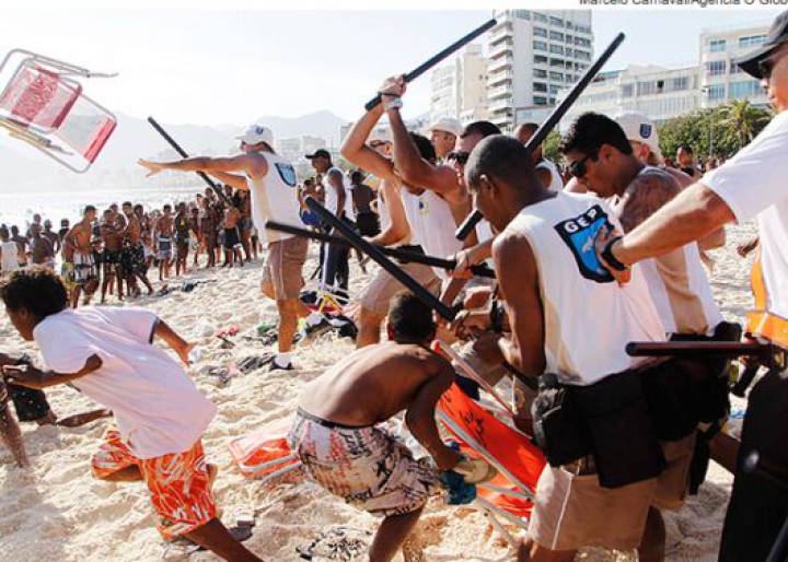 Río de Janeiro bars poor black youths from its most famous beaches Río de Janeiro bars poor black youths from its most famous beaches