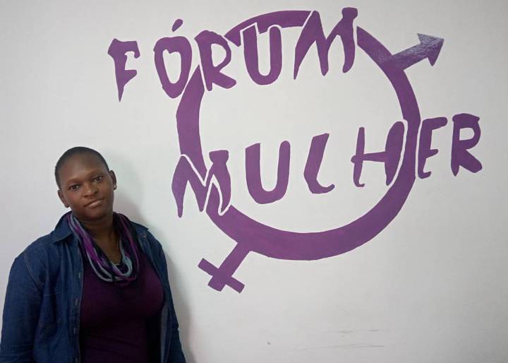 “No eres menos feminista por llevar un delantal” “No eres menos feminista por llevar un delantal”