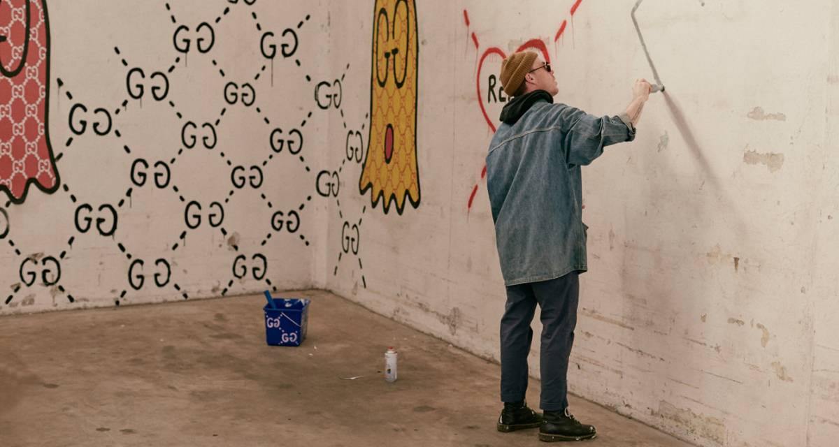 El artista Trouble Andrew pintando en un mural el icono de la campaña GucciGhost, de Gucci.