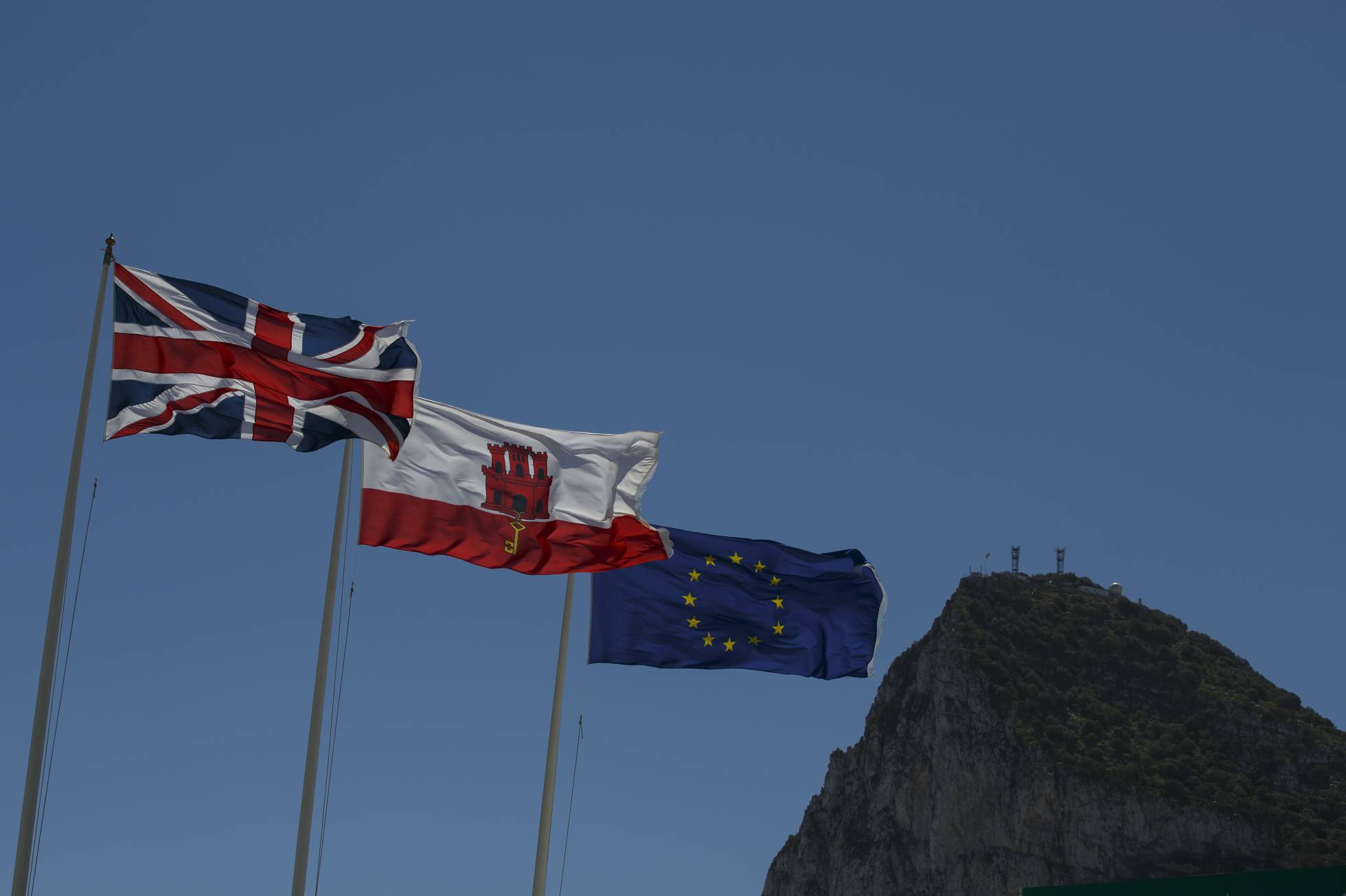 Banderas del Reino Unido, Gibraltar y la Unión Europea ondeando en Gibraltar.