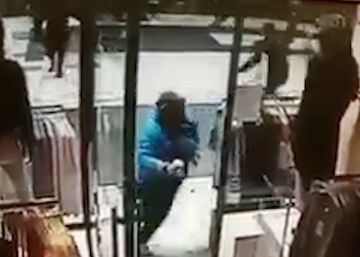 Una càmera de seguretat capta el pas del camió en l’atemptat d’Estocolm