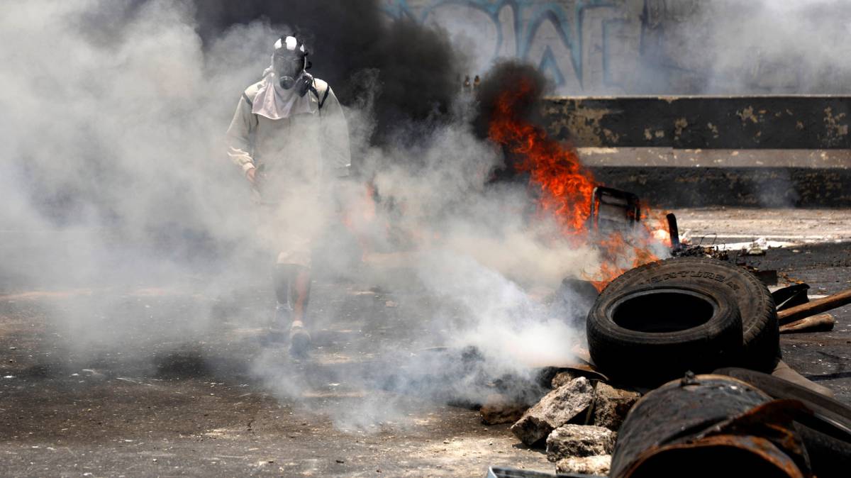 Un manifestante durante una protesta en Caracas (Venezuela).