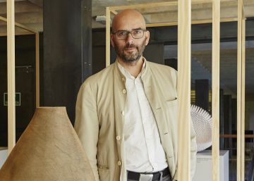 El artista alemán Ernst Gamperl junto a su obra 'Tree of Life 2'. 