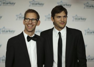 Ashton Kutcher y otros famosos que no sabías que tenían un mellizo