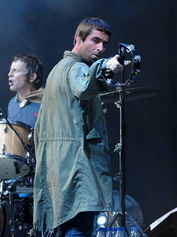 Liam Gallagher abandonó el escenario durante el Festival Internacional de Benicassim de 2009 harto con los problemas de sonido. Fue la antesala de la separación del grupo.
