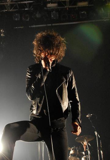 El cantante de The Horrors, Faris Badwan, en un concierto en Londres, el mismo año en el que decidió destrozar el madrileño Moby Dick Club.