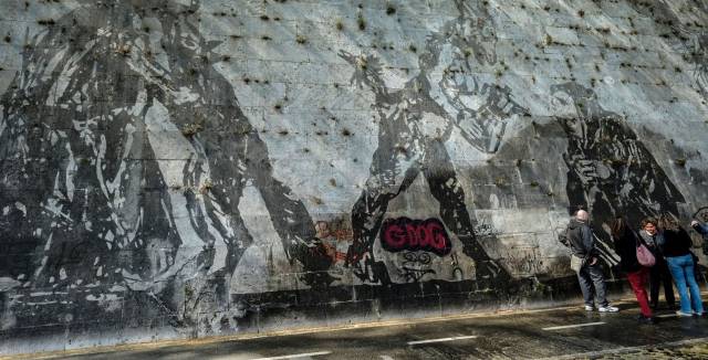 Grafitis en el mural de William Kentridge en Roma.
