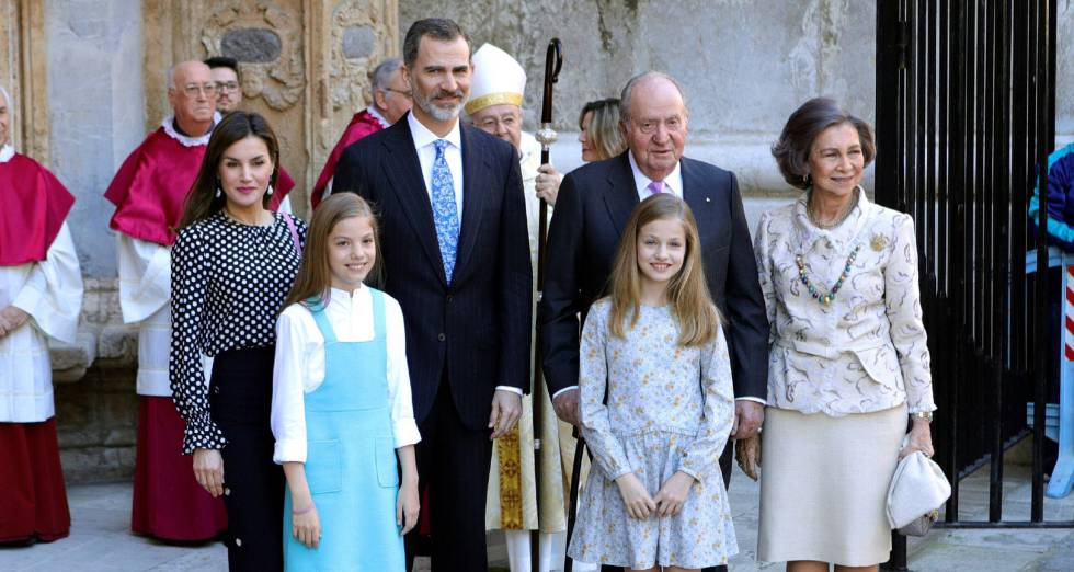 GRAF3795. PALMA DE MALLORCA, 01042018.- Los reyes Felipe y Letizia, sus hijas, la princesa Leonor y la infanta Sofía, y los reyes don Juan Carlos y doña Sofía asisten desde mediodía de hoy a la misa de Domingo de Resurrección en la Catedral de Mallorca. Es el cuarto año consecutivo que don Felipe y doña Letizia acuden con sus hijas a la misa pascual en la seo de Palma, consolidando una tradición de la familia real, que habitualmente pasa en Semana Santa unos días de descanso en su residencia de Marivent. EFELliteres