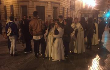 Desconcierto entre los nazarenos esta madrugada en Sevilla.