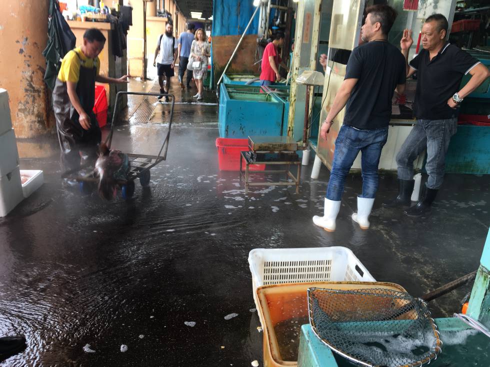 ABERDEEN MARKET CON EL SUELO ENCHARCADO POR AGUA DE MAR CAPEL