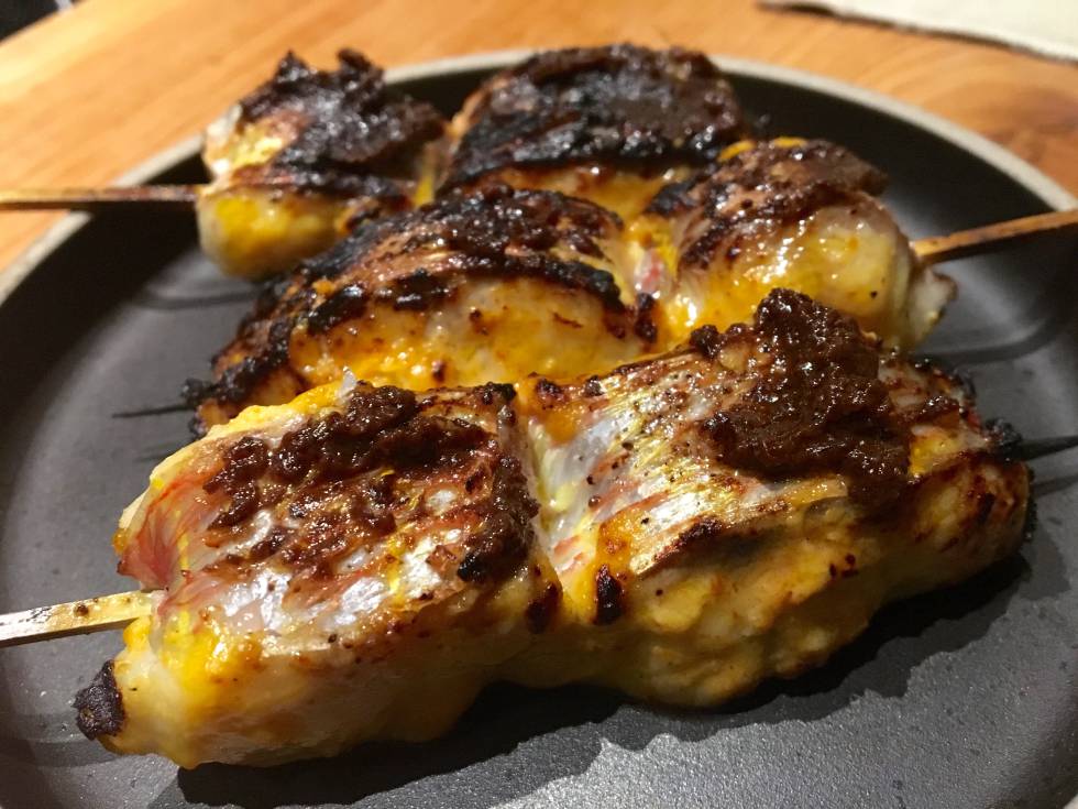 YAKITORI DE PESCADO. RESTAURANTE RONIN CAPEL