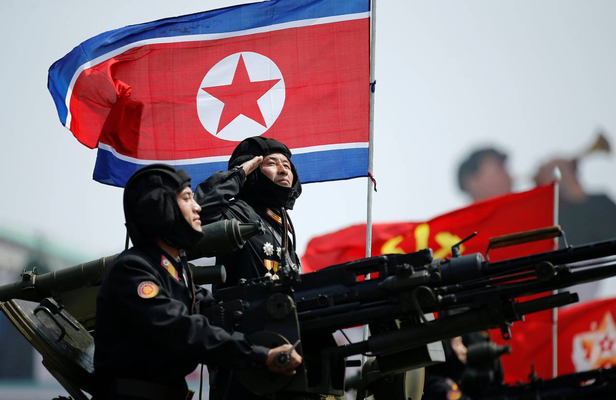 Un soldado saluda durante el desfile de este sábado en Pyongyang.