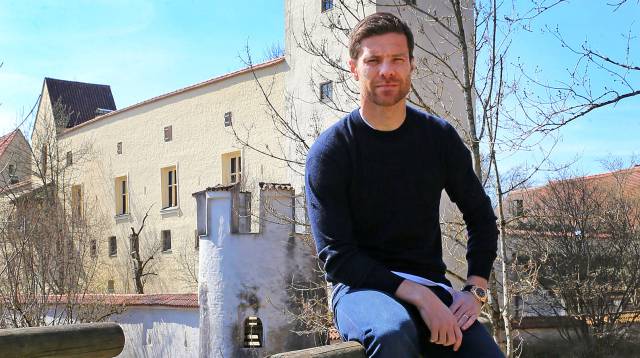 Xabi Alonso posa delante del castillo de Grünwald.