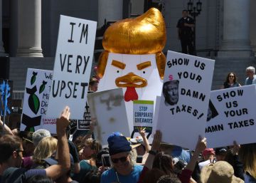 Miles de estadounidenses salen a la calle para pedir a Trump que revele sus impuestos