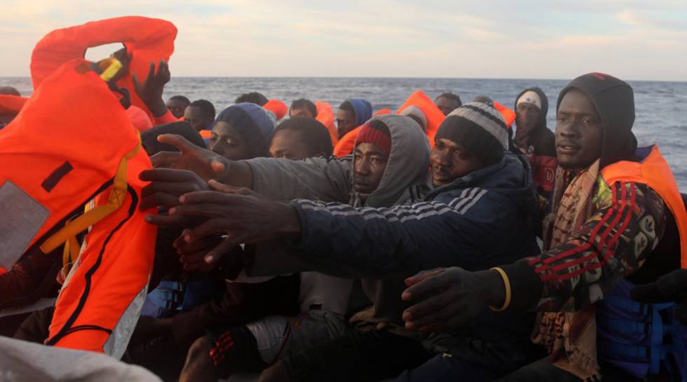 De barco pesquero a rescatar refugiados y migrantes