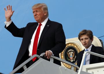 Donald Trump, seguido de su hijo Barron y su esposa Melania, descendiendo del Air Force One.