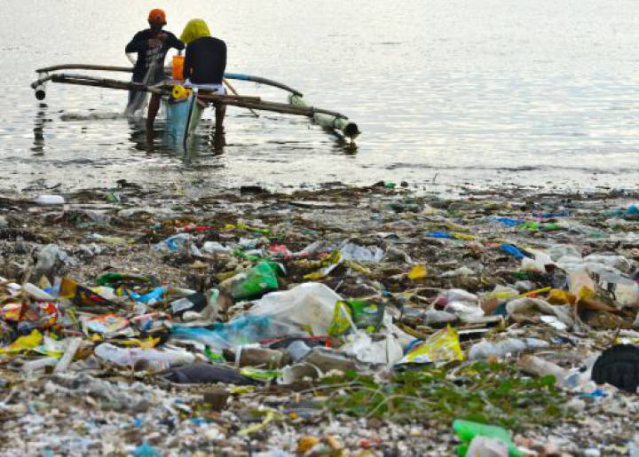 En el mar hay plástico como para llenar más de 10.000 camiones En el mar hay plástico como para llenar más de 10.000 camiones