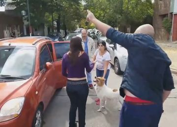 Así es abucheada una familia al intentar abandonar a su perro en la calle