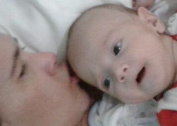 Amelia Bannan y su hijo, Santino, en la clínica Neuma de Posadas.